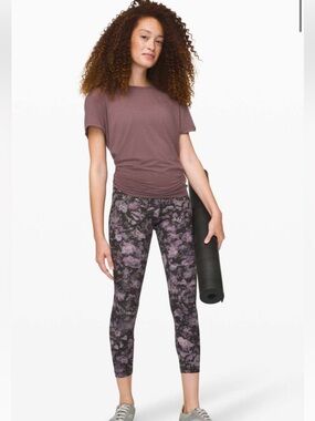 Lululemon Align Pant 25” Size 4
Floral Illusion Ice Grey Soft Nulu Yoga Leggings